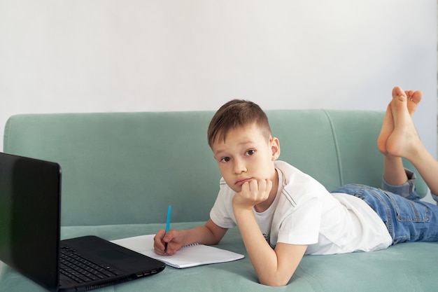 Apprendimento a distanza a casa con gli studenti. gli studenti studiano a casa.