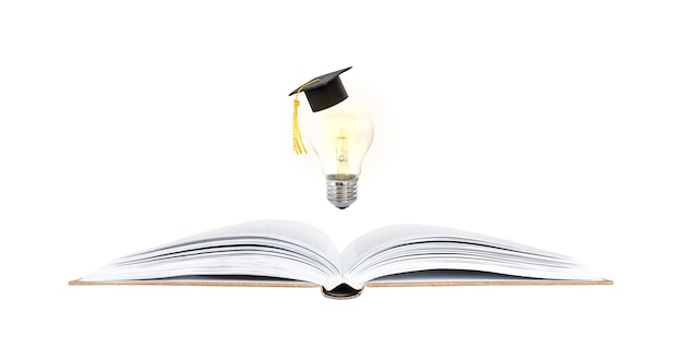 Apprendimento e concetto di idea. lampadina incandescente con un cappuccio laureato sopra un libro aperto.