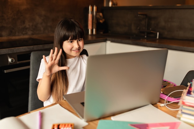 Apprendimento online. La scolara impara usando la videochiamata sul computer portatile