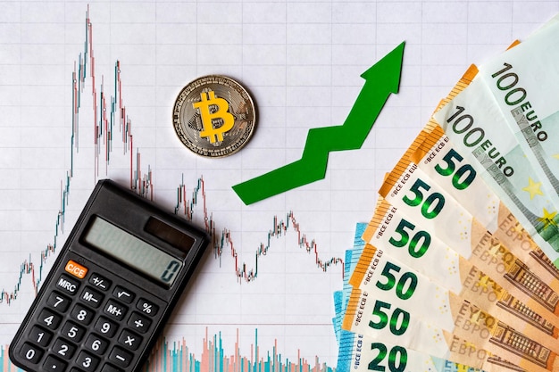 Apprezzamento del denaro virtuale bitcoin Freccia verde e bitcoin argento su carta forex grafico indice di rating salire sullo sfondo del mercato dei cambi con banconote in euro Concetto di apprezzamento della criptovaluta