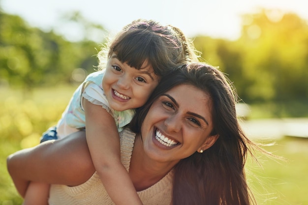 Apprezzo ogni momento trascorso insieme Foto di un'adorabile bambina e sua madre che si godono un giro a cavallo nel parco