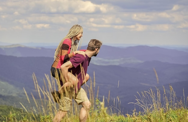 Appuntamento adorabile miglior appuntamento romantico San Valentino senso di libertà La coppia in viaggio si diverte felice di stare insieme coppia innamorata Relazione familiare uomo e donna in montagna