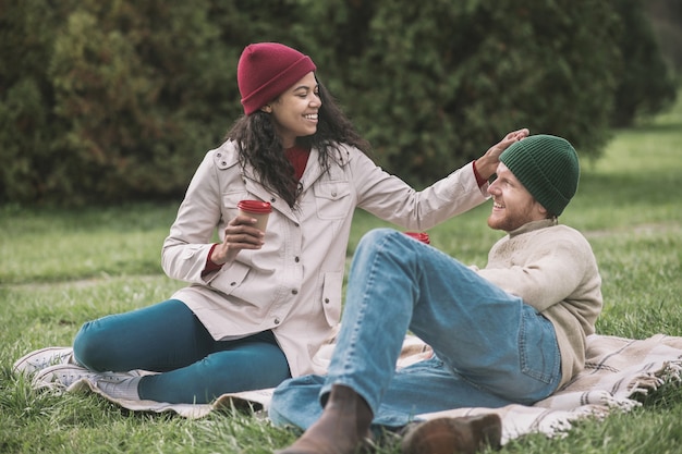 Appuntamento con un picnic. Uomo e donna che hanno un picnic nel parco