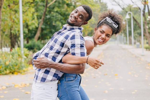 Appuntamento coppia uomo e donna giorno di San Valentino amante nero africano al parco all'aperto stagione estiva