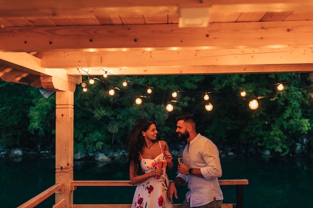 Appuntamento romantico su un lago