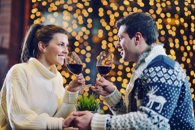 appuntamento serale romantico nel ristorante felice giovane coppia con bicchiere di vino, tè e torta