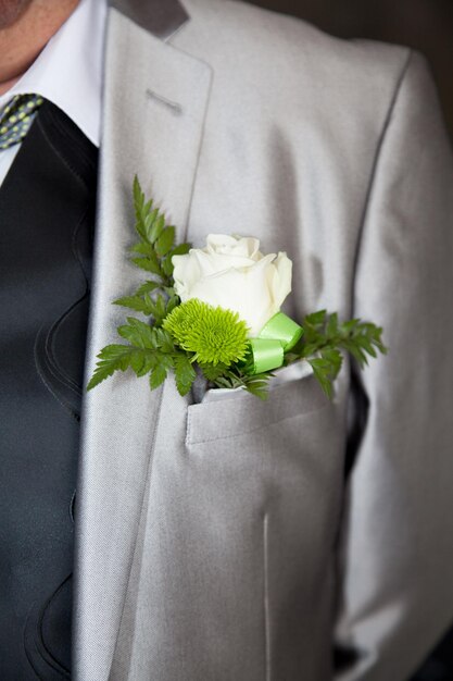 Appuntare boutonniere alla giacca dello sposo