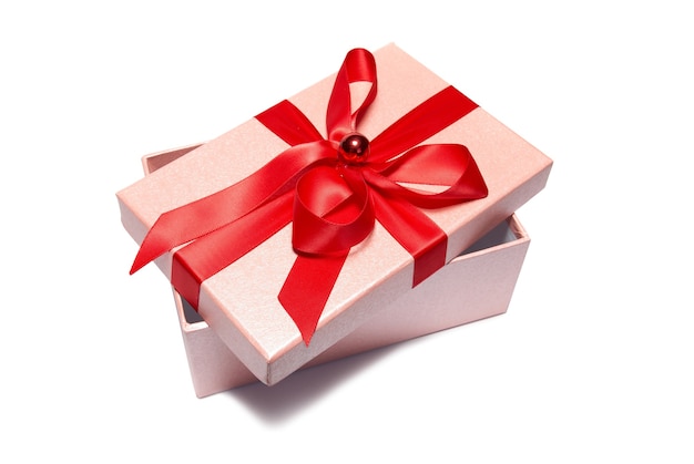 Apra la scatola regalo rossa isolata