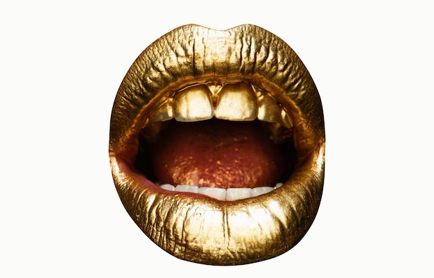 Apri la bocca da vicino oro sexy femmina labbra dorate labbra sensuali bocca sexy isolata su bianco