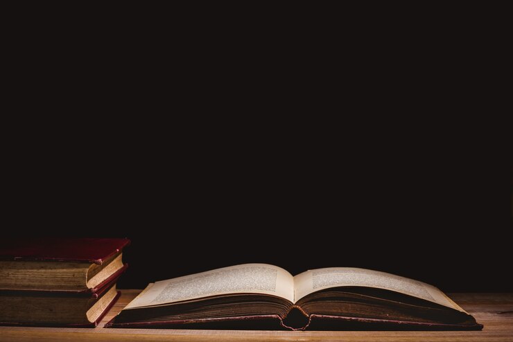 Apri un misterioso vecchio libro sul tavolo di legno