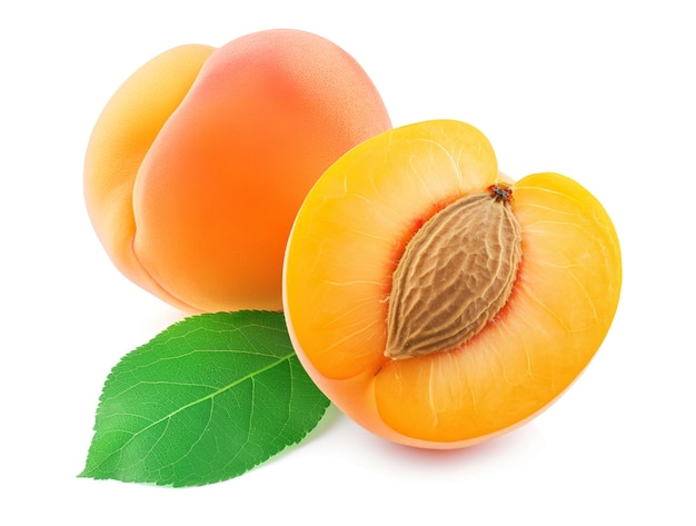Apricotti freschi tagliati con una foglia vivace su bianco