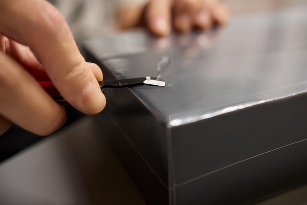 Aprire delicatamente e con attenzione una scatola con vari strumenti di precisione per una finitura di qualità