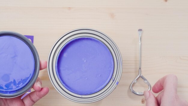 Aprire il barattolo di vernice in metallo con vernice per interni viola.