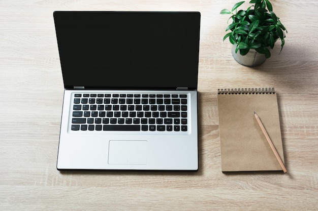 Aprire il computer portatile sul tavolo scrivania in legno dell&#39;ufficio.