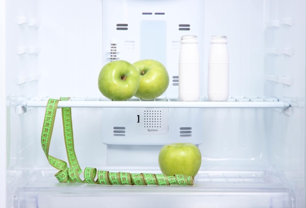 Aprire il frigorifero con alimenti dietetici