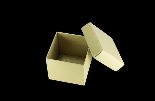 Aprire la scatola di carta isolata