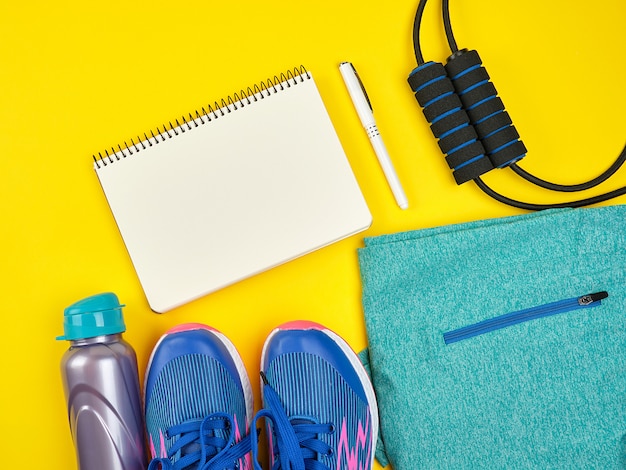 Aprire notebook vuoto e abbigliamento sportivo femminile per lo sport e il fitness