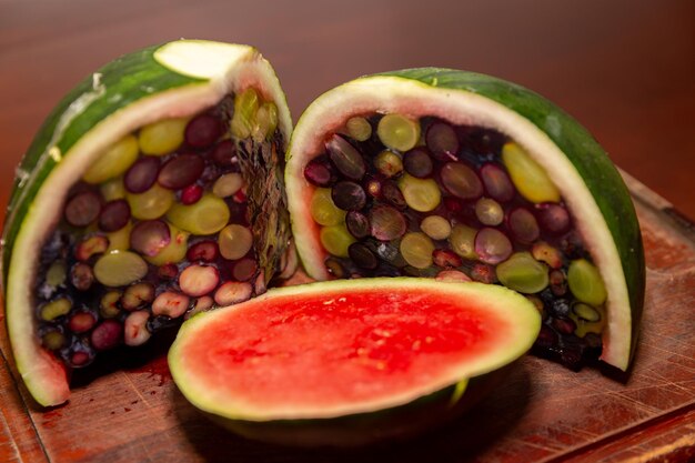 Aprire un cocomero pieno di gelatina e bacche Un dessert interessante e diverso