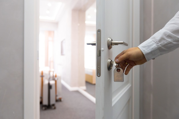 Aprire un concetto di porta d'albergo