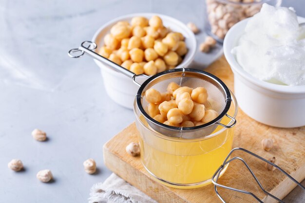 Aquafaba di ceci sostituto dell'uovo vegano per cucinare la meringa