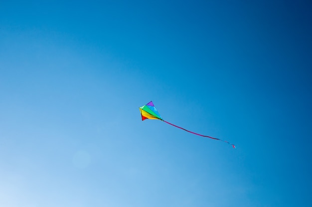 Aquilone che vola nel cielo tra le nuvole