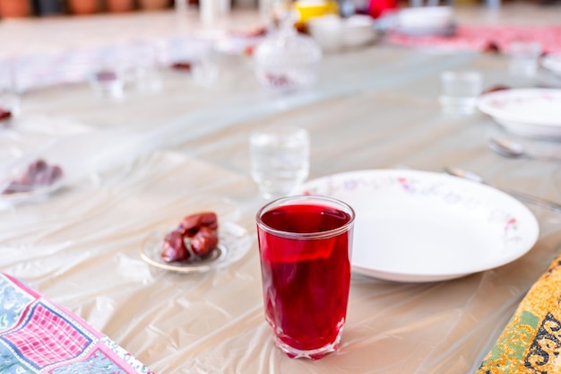 Arabo seduto con datteri e acqua e succo in preparazione per l'iftar