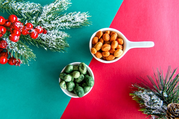 Arachidi sulla tavola di Natale con sfondo verde e rosso