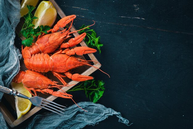 Aragosta Frutti di mare su uno sfondo di legno Vista dall'alto Spazio libero per il testo