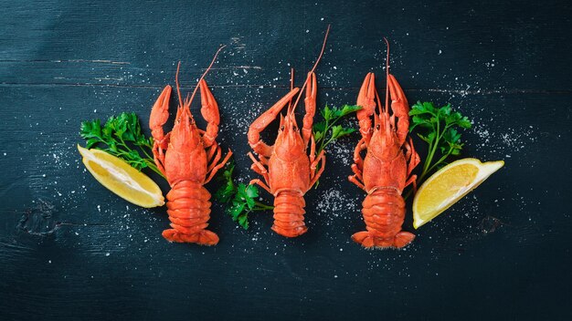 Aragosta Frutti di mare su uno sfondo di legno Vista dall'alto Spazio libero per il testo