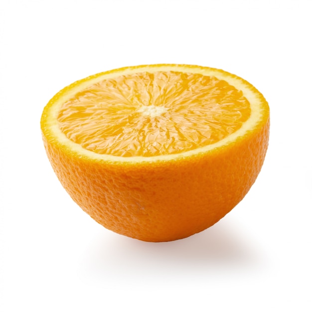 Arance affettate fresche e frutta arancione isolata