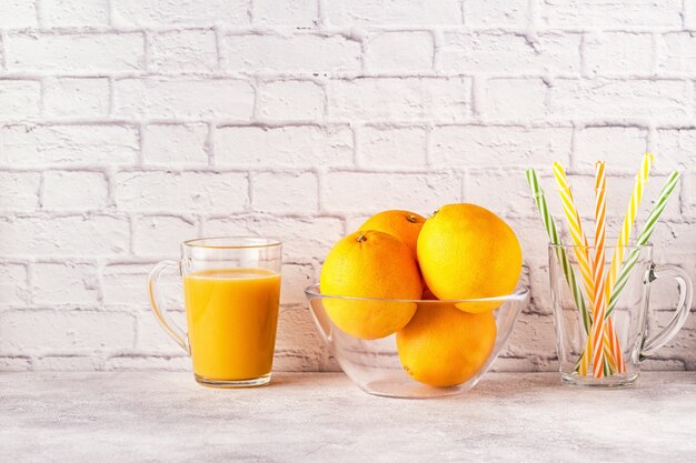 Arance e spremiagrumi per fare il succo d'arancia
