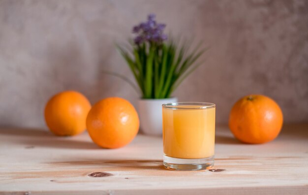 Arance fresche sul tavolo e un bicchiere di succo