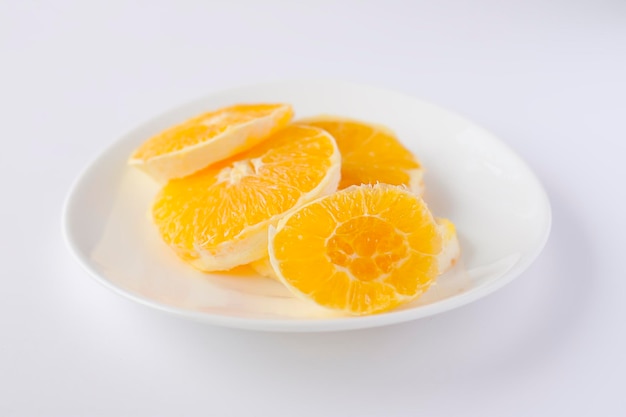 Arancia a fette su un piatto bianco