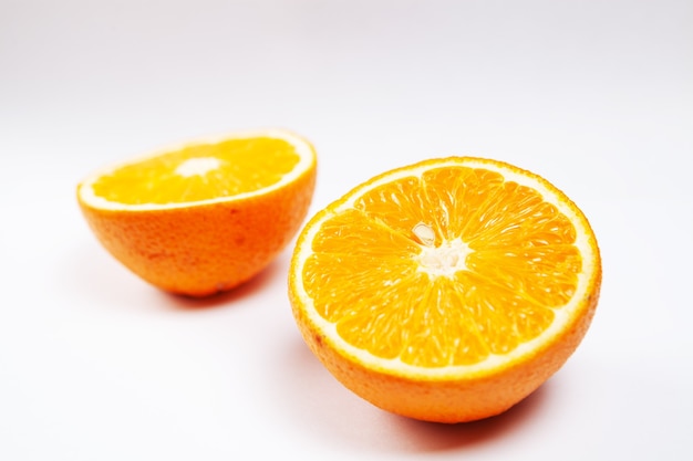 Arancia affettata su fondo bianco white