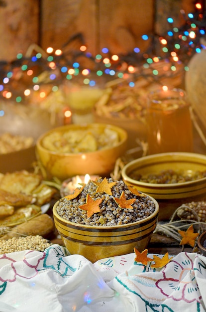 Arancia candita a forma di stella su dessert Kutia. La stella è uno dei simboli del Natale.