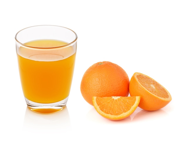 Arancia fresca e vetro con succo