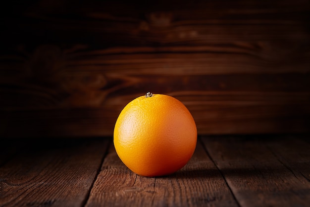 Arancia fresca su un tavolo di legno