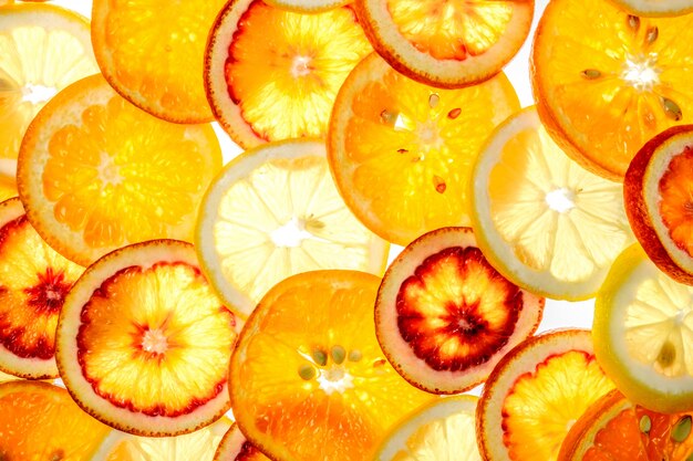 Arancia, limone, mandarino, arancia rossa su bianco