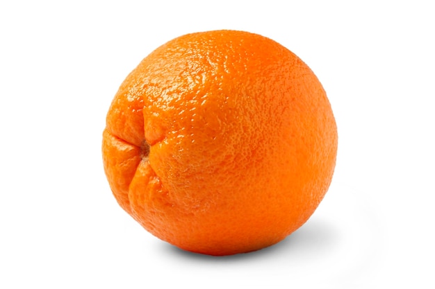Arancia matura isolato su sfondo bianco