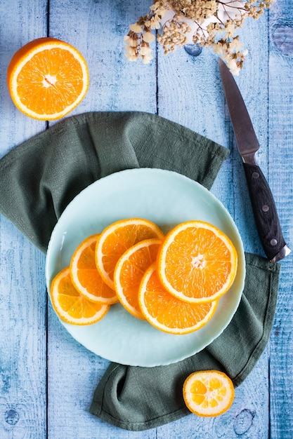 Arancio affettato fresco e succoso su un piatto sul tavolo Cibo sano Vista dall'alto e verticale