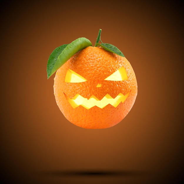 Arancio fresco come una testa di zucca che vola su sfondo arancione pastello Concetto di vacanza creativa di halloween felice Biglietto di auguri per la festa di Halloween Concetto di stagione minima