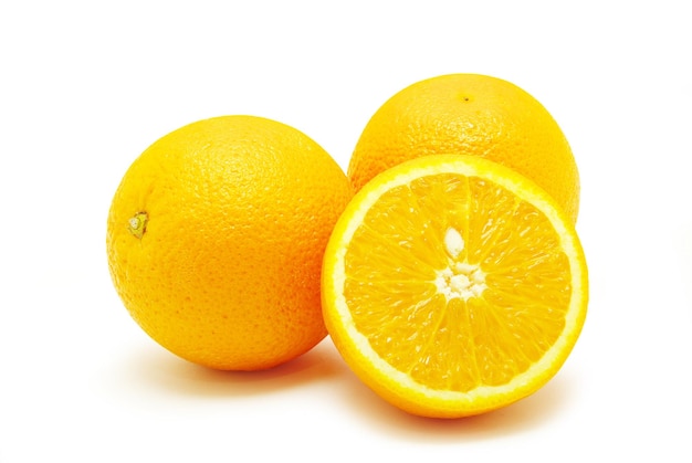 Arancio fresco isolato su bianco