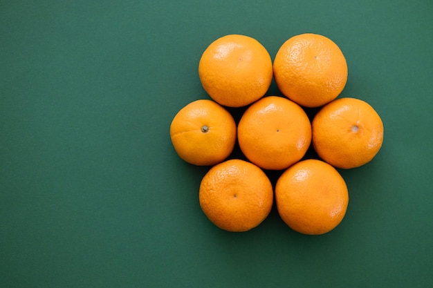 Arancio mandarino su sfondo verde