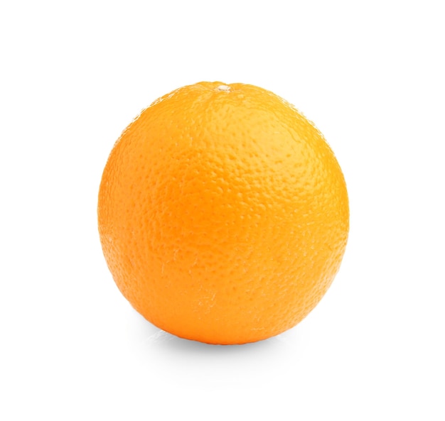 Arancio maturo isolato su bianco