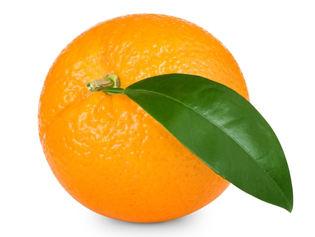 Arancio maturo isolato su sfondo bianco Tracciato di ritaglio