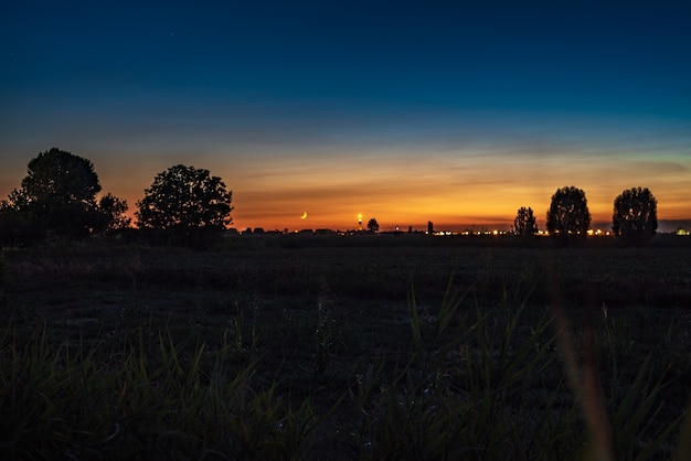 Arancio tramonto nei campi di campagna nel periodo estivo