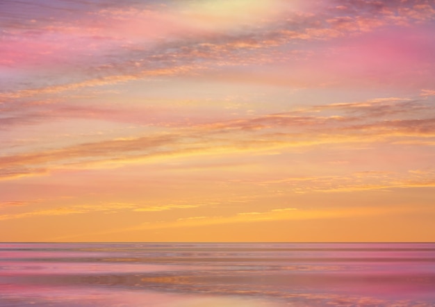 arancione rosa giallo lilla nuvoloso tramonto in mare sulla spiaggia di sera riflesso del raggio di sole