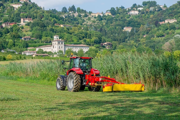 Arare nei campi per il raccolto