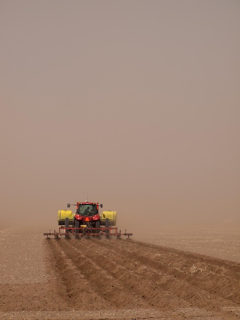 Aratura primaverile nella tempesta di sabbia vicino a Alamosa, Colorado.