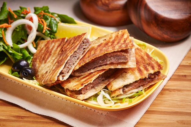 Arayes Carne o pollo con insalata servita in un piatto isolato sulla vista laterale del tavolo del cibo mediorientale